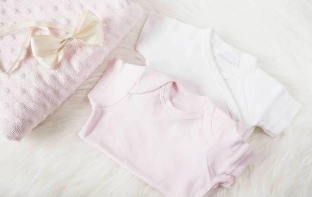 [超级宝妈]“孩子刚出生，婆婆竟然带来这些廉价衣服！”网友奉劝：知足吧