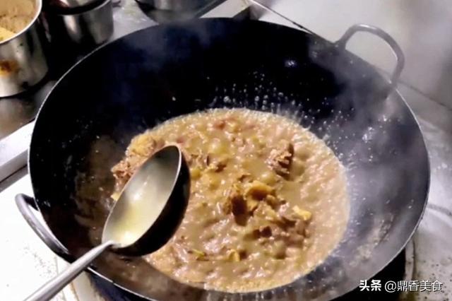 做黄焖羊肉时，焯水还是直接爆炒，方法正确，做出来比炖羊肉还香