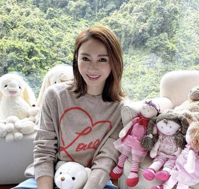 48岁黎姿冒风雨亲自送双胞胎女儿上学，单手撑伞保护女儿画面温馨|9号放映厅