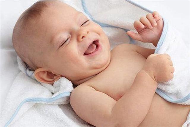 小婴儿吃奶时冲着妈妈笑是认人了？有这3个反应，才是真的认识你