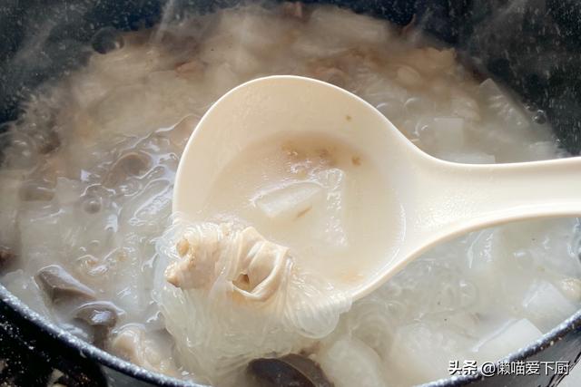 冬至到了，有条件别忘给家人炖这锅热汤，驱寒暖胃寓意好