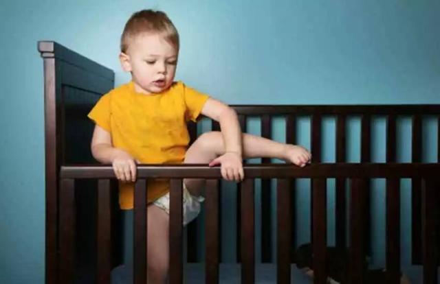 你的育儿经|孩子喜欢攀高爬低，家长该咋办？专家：请给他递凳子，扶梯子