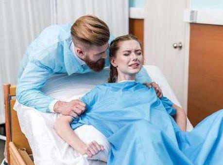 #你的育儿经#陪产丈夫摔门而去,产妇逢人就骂, 产房究竟怎么了？