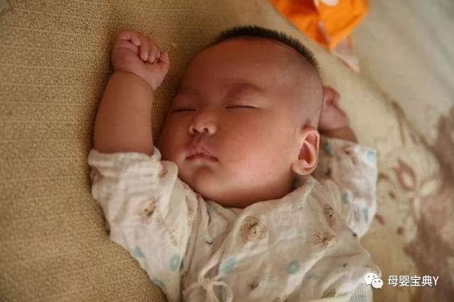 雾里看小花:为什么宝宝喜欢“投降式”睡姿?看完后可别把宝宝胳膊拿下来了