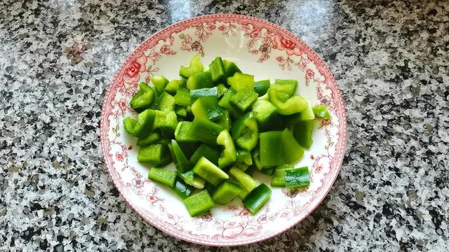 简单的食材，换着花样做，也能吃出不一样的味道，农家下饭小炒