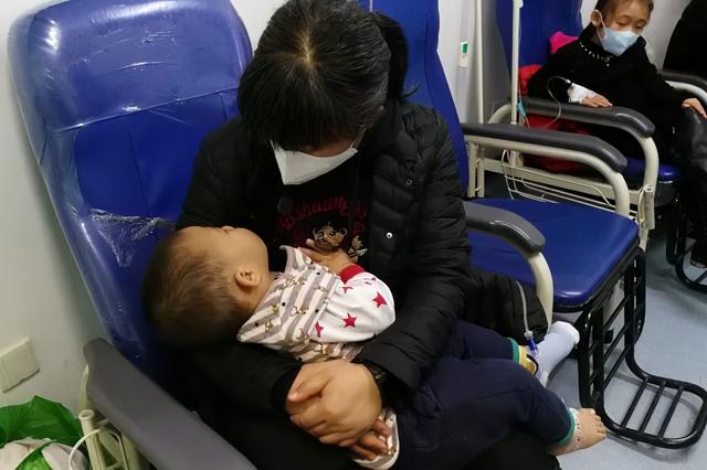 “最懒奶爸”陪娃输液，独自“霸占”病床睡觉，儿子站在一旁傻眼