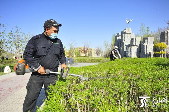 【旅行百事通】世界地球日：游客乐享“五彩雅山”美景