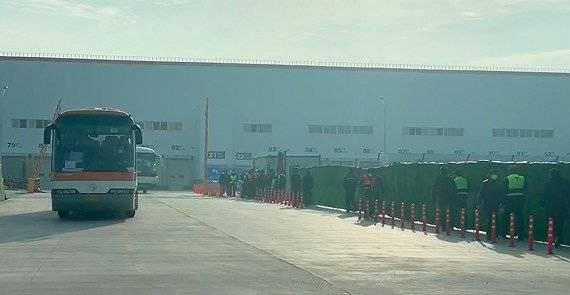 观察者网▲车企迎复工首日：上海特斯拉派大巴运送员工入厂；小鹏汽车每人每日发两个口罩