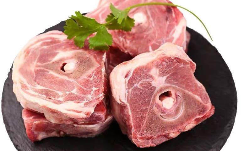 有些猪脖子肉会看到肉中有圆圆的疙瘩,呈灰色,黄色或暗红色,跟黄豆