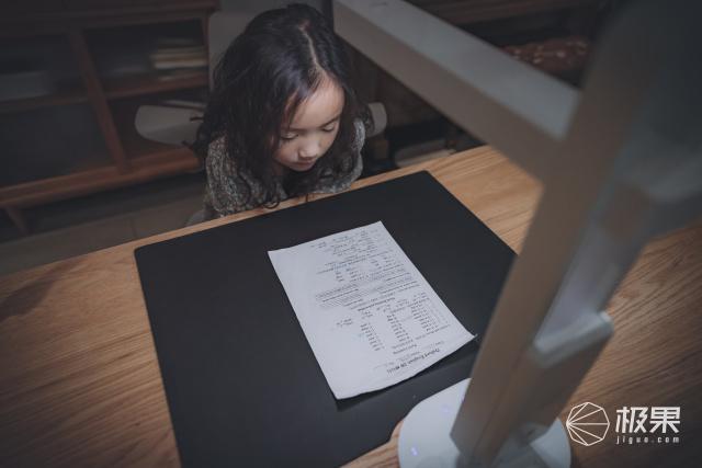 傻丫头的小幸福|护眼灯玩跨界？能扫描、能视频还能矫正坐姿，宝贝的成长就靠它了