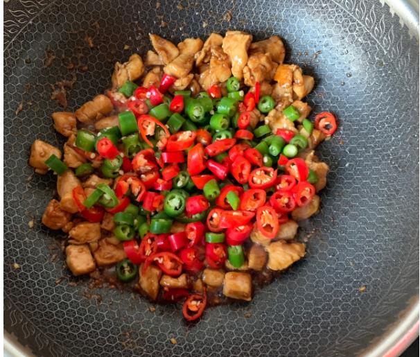 超下饭辣椒炒鸡丁，10分钟搞定，不老不柴好吃营养
