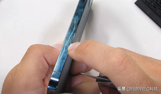 iPhone 12 Pro进行暴力测试，强行掰弯，会翻车吗？