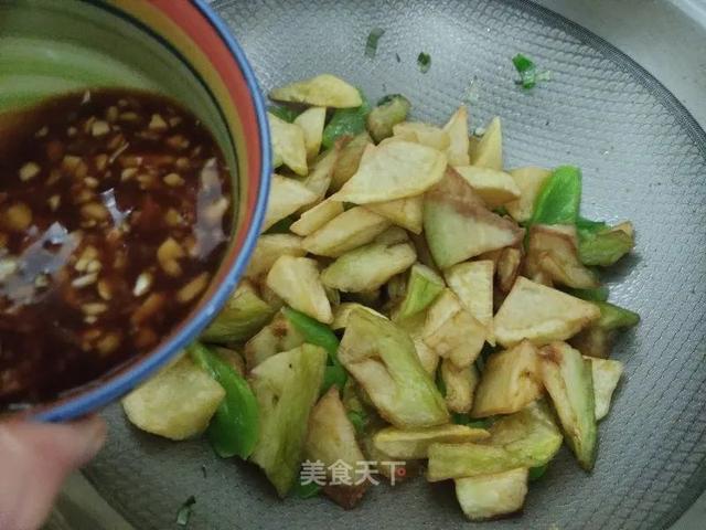 家常版地三鲜教程来了！茄子软糯，土豆粉面，蒜香浓郁超下饭