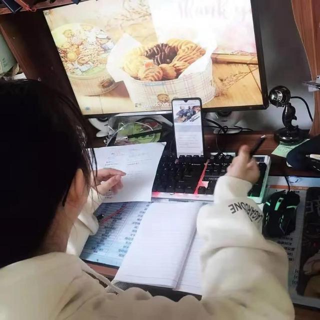 『环球网』“直播网红”老师不易当 智慧校园该如何落地？