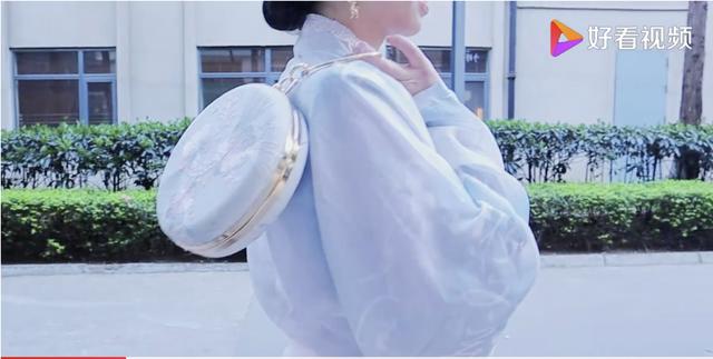 「你的育儿经」徒手从包里掏出婴儿车的宝妈,能想像她到底经历了什么?