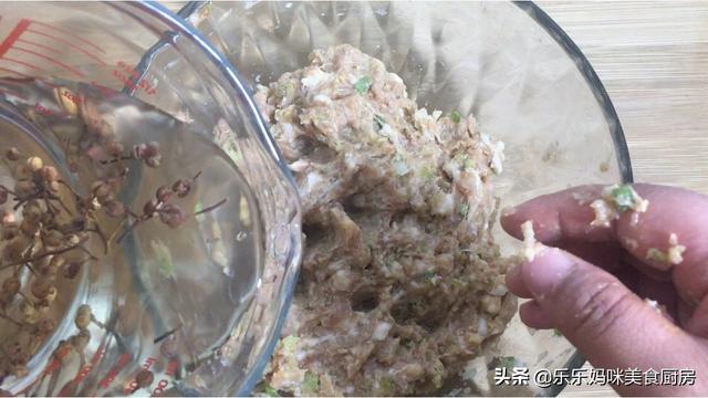 元旦后年关将至，教你调万能猪肉馅，多加“4味料”，加啥菜都香