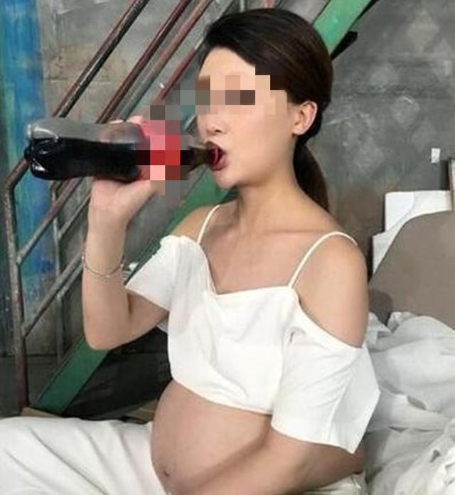 「超级宝妈」准妈妈在孕期把可乐当水喝一样，如今孩子10岁，依旧不能站起来