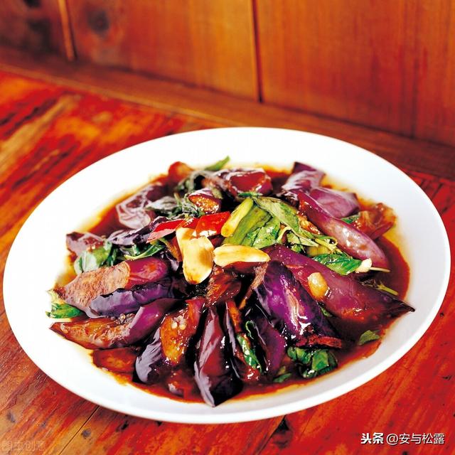 鱼香茄子煲，软烂入味，汤汁拌饭超下饭，开胃美食家常菜，超简单