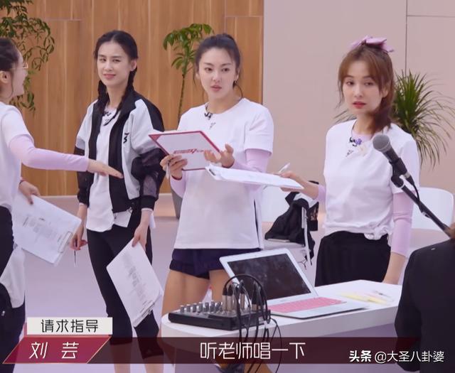 末言雨|张雨绮黄圣依同框唱歌，节目组却忘记开美颜，二人肤色差距很明显