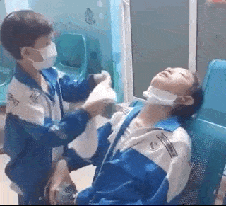 “妹妹小不懂事，你也不懂事吗？”爸爸的话，透出二胎家庭的硬伤