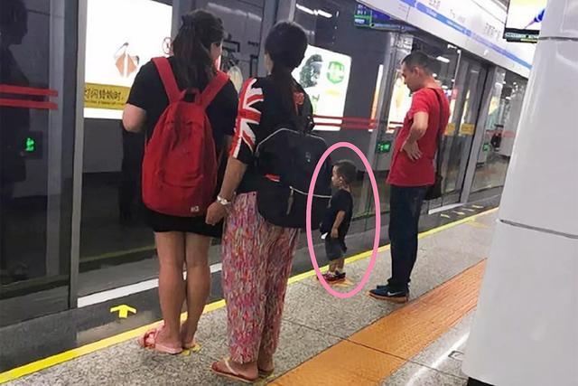 你的育儿经@地铁上姐弟俩的“坐姿”走红，孩子是否有教养，会体现在细节上
