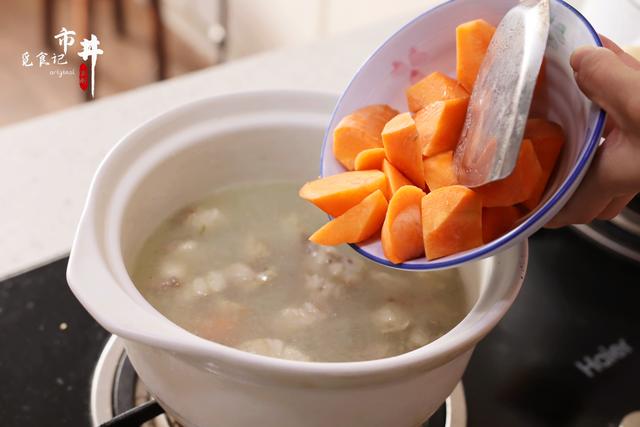 煮羊肉汤时，记住“2用1多放”，汤奶白浓郁，膻味小味道鲜香