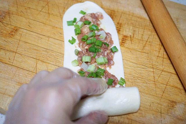 天冷就馋这肉饼，酥脆的外皮，鲜香的馅料，咬一口就停不下来了