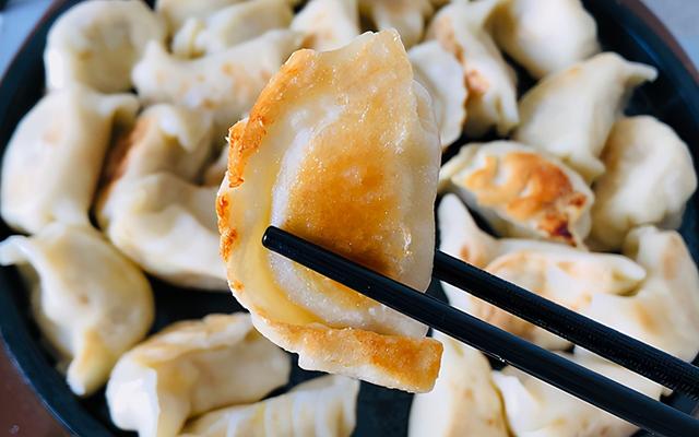 冬季，教你做大白菜煎饺，多加这一种食材，金黄酥脆，香味扑鼻