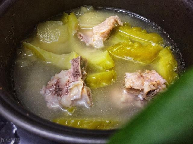 炖排骨汤时，直接炖和焯水都不对，这才是正确做法，营养不流失