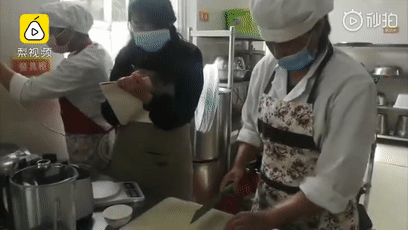 你的育儿经@卖包子的幼儿园即将开学,生意太好决定连包子铺一起开
