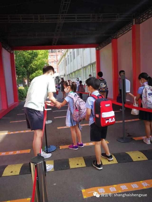 你的育儿经|萌娃复学！校裤小了，差点忘了年级……开学首日各方共筑安全防护墙