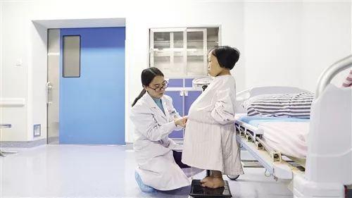 超级宝妈@“袖珍”女孩不顾医生反对，执意怀孕生子，结果如今现状令人唏嘘