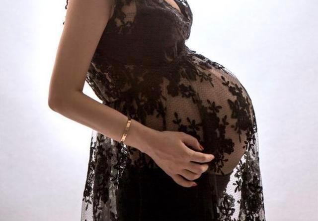 【画说育儿】孕妈朋友圈秀“孕妇照”，穿得太少引议论，婆婆：不知检点