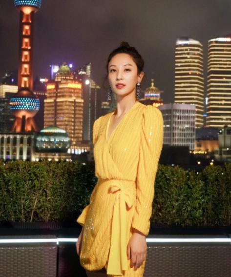 原味哆啦|郑希怡为参加《乘风破浪》减重40斤，看到她的腿后，杨幂都要自卑