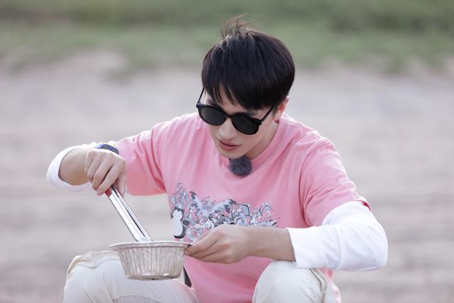 明明在等|许魏洲《让生活好看》独自海边旅行 模仿giao哥反差萌