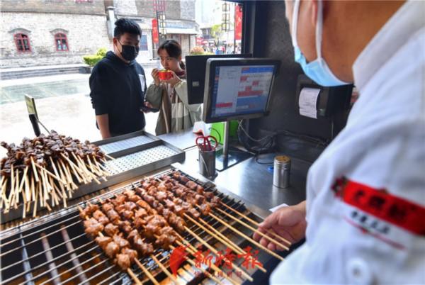 猪肉|宽厚里网红猪肉大串“出圈”：单店一年卖出近60万串，相当于900余头猪