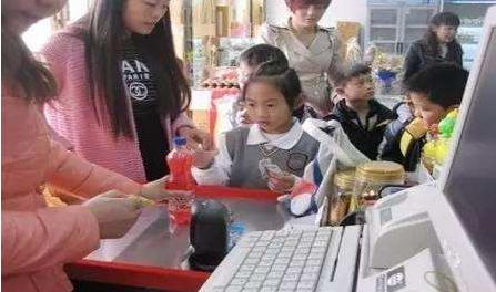 你的育儿经|女儿拿妈妈手机给爸爸买烟，看到买来的烟后爸爸乐了：女儿真贴心