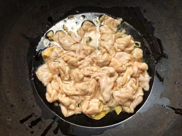 洋葱和它是“绝配”，简单一炒，香辣入味，一口接一口停不下来