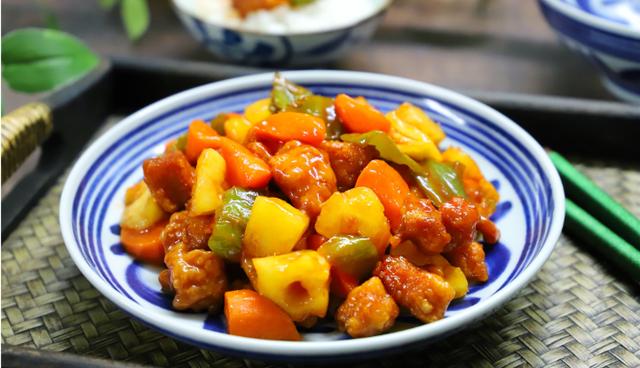 酸甜可口的菠萝咕咾肉，自己在家做，大人小孩都爱吃