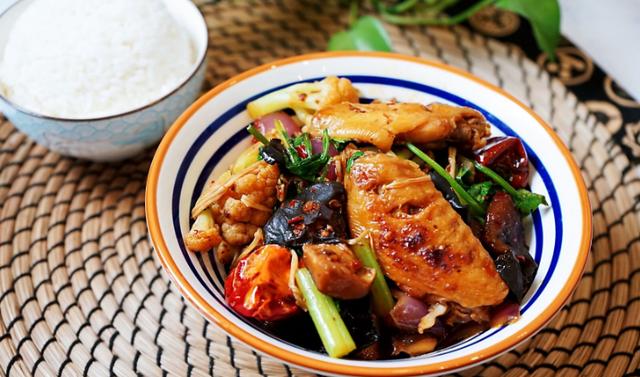 想吃麻辣香锅自己做，20元吃到撑，有荤有素，老公看了流口水