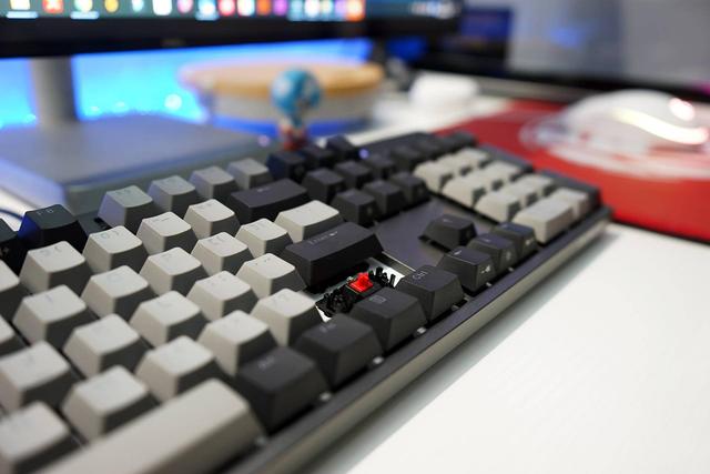 杜伽K310白光限定版：满足玩家所需，打造实用机械键盘首选