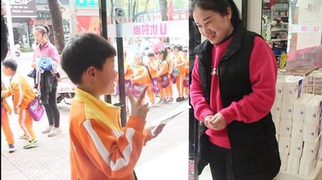 「超级宝妈」儿子穿针引线补袜子，专注样子乐坏妈妈：有姥姥的风范
