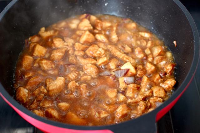 鸡胸肉只能做炸鸡排才好吃吗？教你1道双椒鸡丁，低脂营养，特香