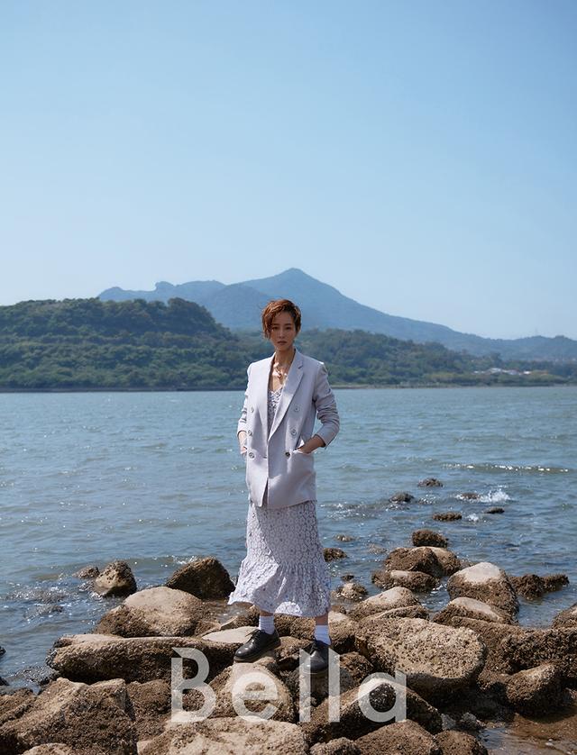 张钧甯封面大片 眼神坚毅气质清冷新华网客户端