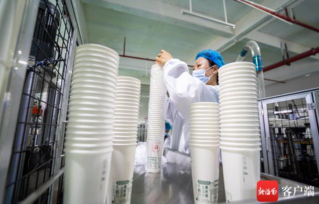 佳美|组图丨海南海口：全生物降解塑料制品企业订单增长赶工忙