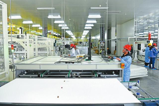 技术人员正在试生产新能源电池组件项目