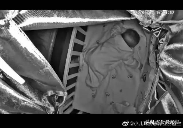 你的育儿经：愤怒！小孩母亲全程直播致其窒息，为的竟然是让孩子趴着睡？