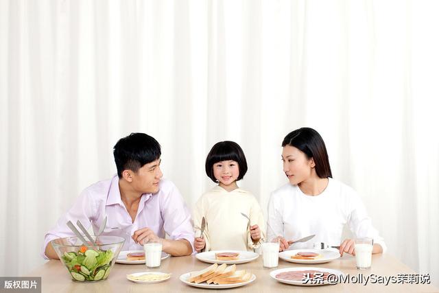 「你的育儿经」学龄儿童吃饭的时候,应该学习哪些必备的餐桌礼仪?