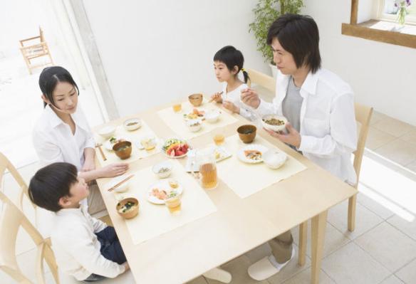 「超级宝妈」饭桌上孩子有这3种行为，父母要留心了，暗示着孩子情商不高