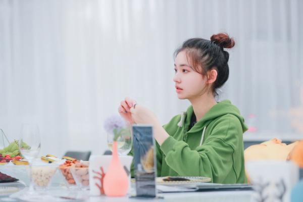 中国网|佘诗曼美食探店吃＂霸王餐＂黄明昊钓鱼不成失手机